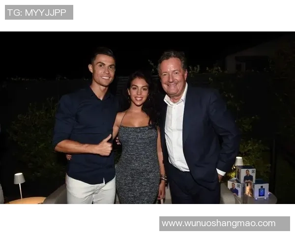 足球巨星C罗甜蜜亲吻爱妻展现幸福家庭生活瞬间