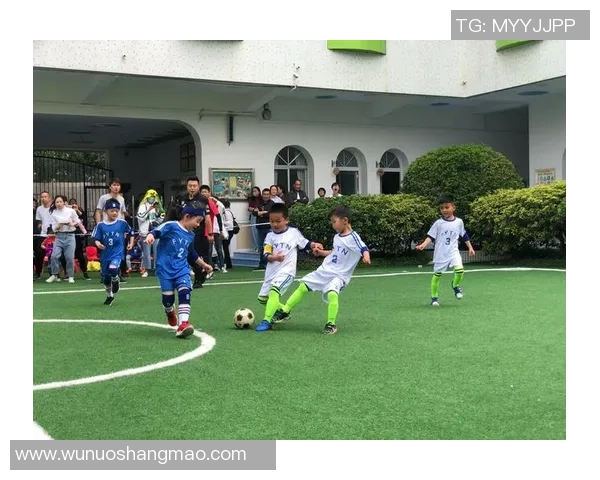 足球明星化身童年小孩重温梦想与激情的奇幻旅程