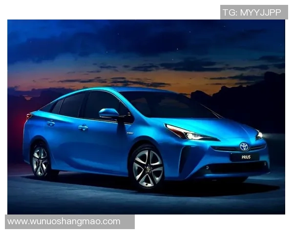 足球明星驾驶丰田普锐斯展现环保理念与运动精神的完美结合